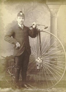 De antieke hoge-bi fiets.